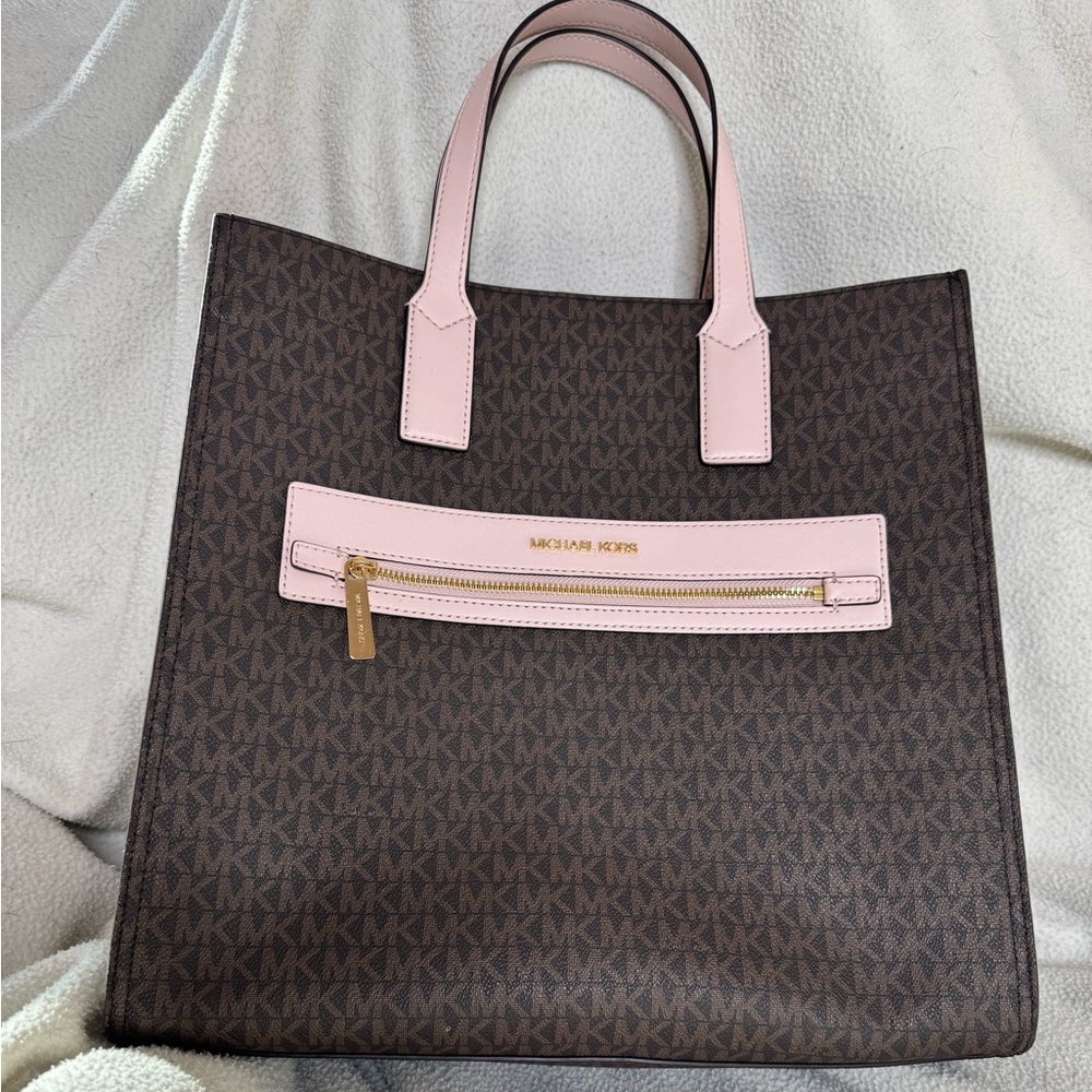 Michael Kors XLarge Tote With Detachable Strap- LIKE NEW!